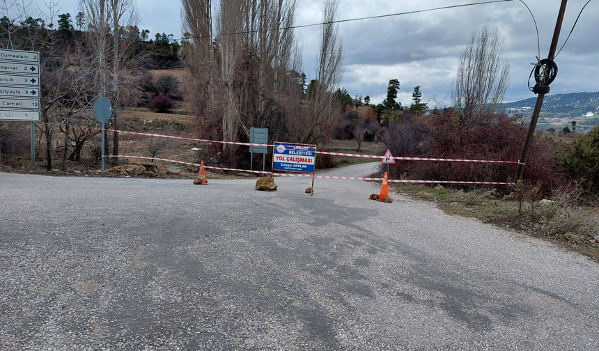 Saganak Yagis Ulasimi Vurdu Iki Mahalle Arasindaki Yol Trafige Kapatildi 1