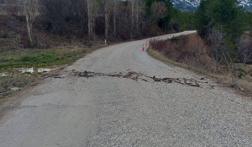 Saganak Yagis Ulasimi Vurdu Iki Mahalle Arasindaki Yol Trafige Kapatildi 2