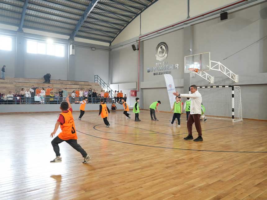 ‘ Sınıflar Arası Futsal Turnuvası’nda Heyecan Sürüyor (5)