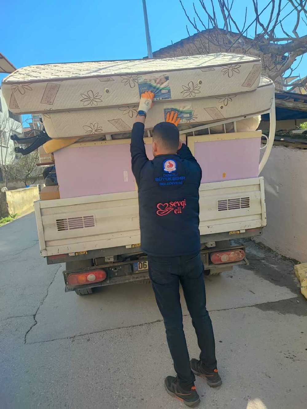 Yanginin Yaralarini Sevgi Eli Sardi 1 1