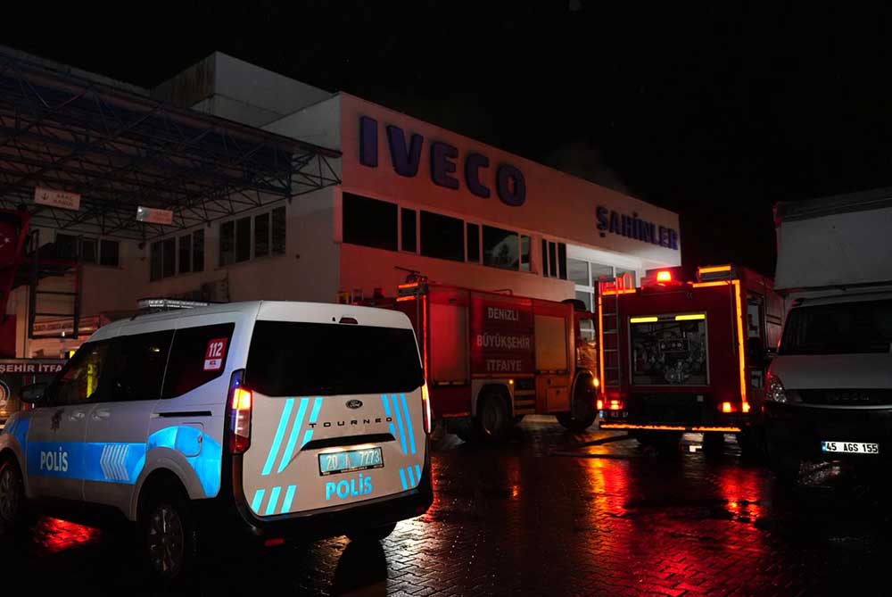 Yetkili Otomotiv Servisi Deposunda Korkutan Yangin 1