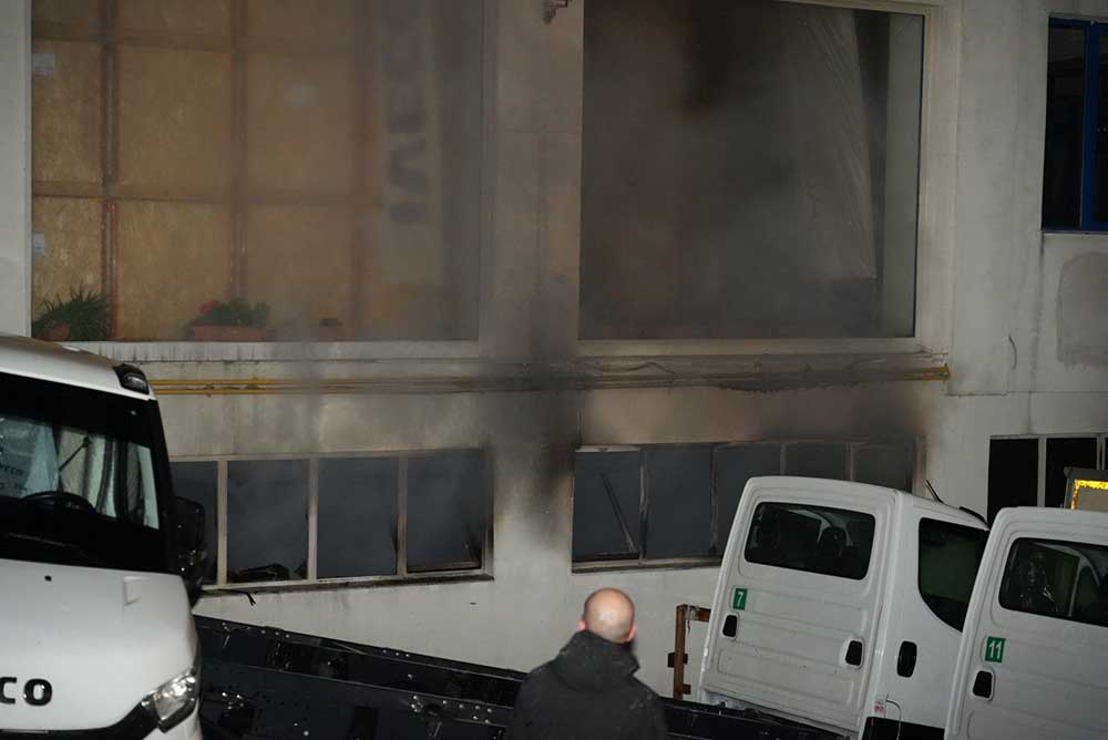 Yetkili Otomotiv Servisi Deposunda Korkutan Yangin 2