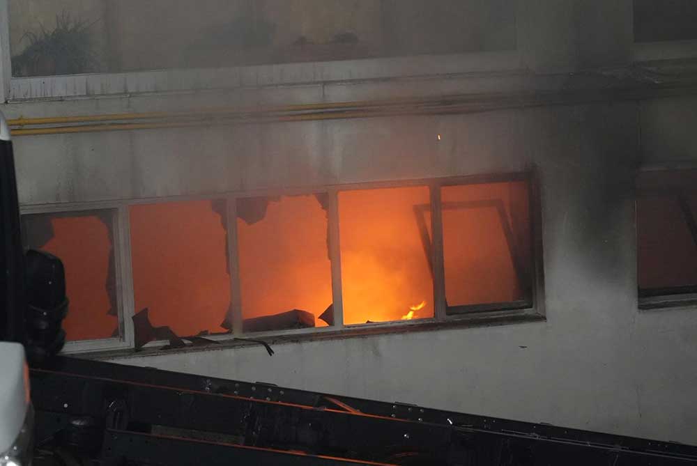 Yetkili Otomotiv Servisi Deposunda Korkutan Yangin 4