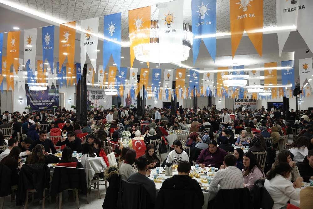 Ak Parti Genclik Kollari Genel Baskani Ibis Denizlide Genclerle Iftarda Bulustu