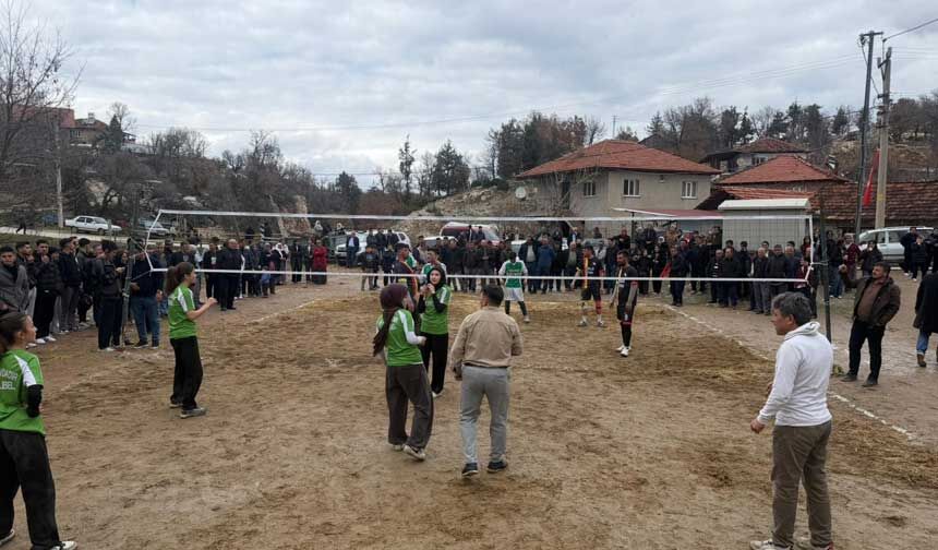 Baskan Arslan Camlibelde Voleybol Turnuvasina Katildi 4