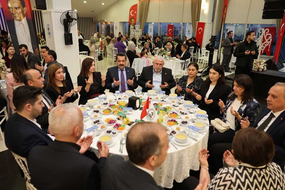 Baskan Ertemur Belediye Personeliyle Iftar Yemeginde Bir Araya Geldi 1