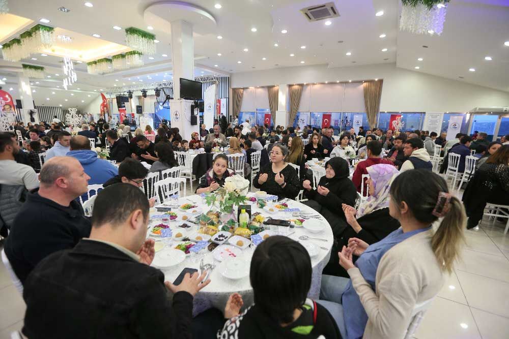 Baskan Ertemur Belediye Personeliyle Iftar Yemeginde Bir Araya Geldi 3