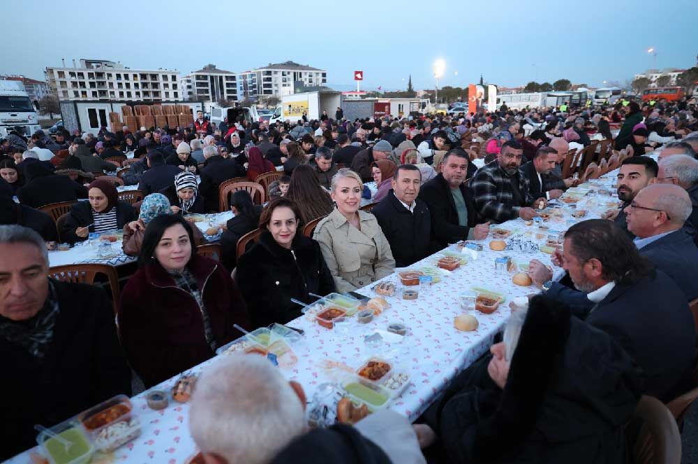 Binlerce Kisi Merkezefendi Belediyesinin Gonul Sofrasinda Bulustu 1