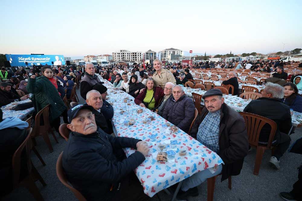 Binlerce Kisi Merkezefendi Belediyesinin Gonul Sofrasinda Bulustu