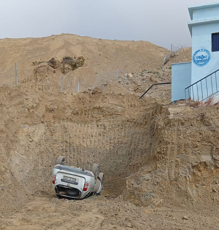 Buldanda Kaza Kontrolden Cikan Otomobil Deski Cukuruna Devrildi2