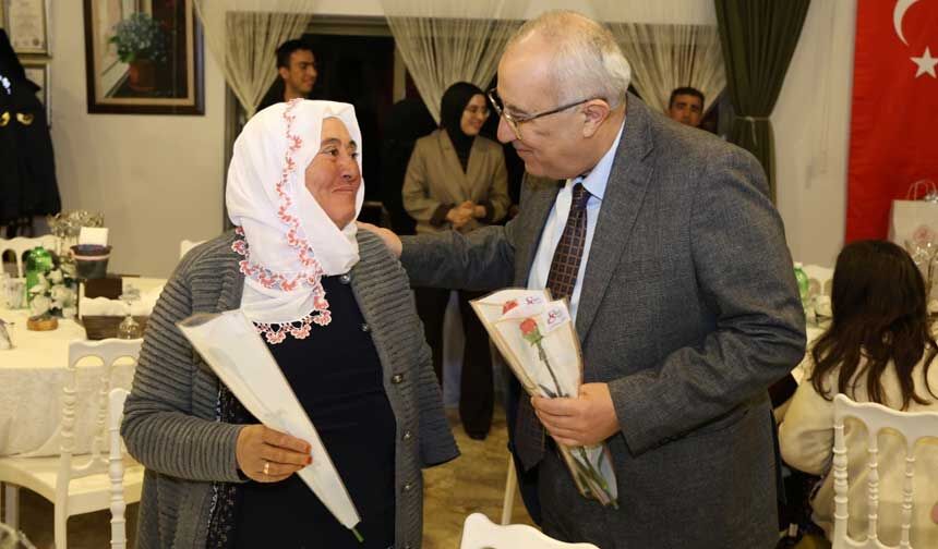 Camelide 8 Mart Dunya Kadinlar Gunu Ciceklerle Kutlandi