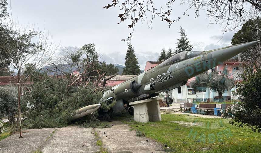 Denizlide Etkili Olan Siddetli Firtina Ucakli Okulun Simgesini Vurdu 1