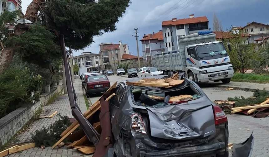 Denizlide Firtinadan Catilar Uctu Araclar Agir Hasar Aldi 1