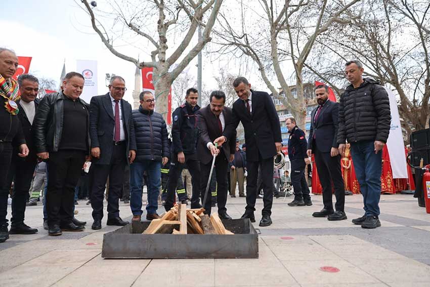 Denizlide Nevruz Coskusu Bahar Atesi Birlik Ve Beraberlik Icin Yandi