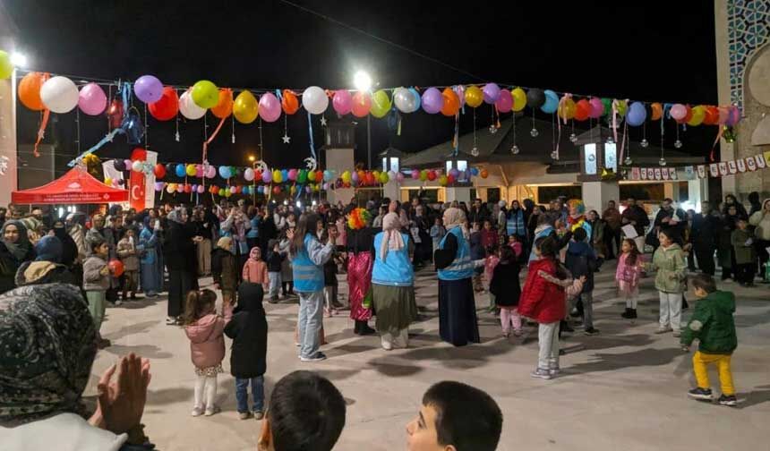 Denizlide Teravih Sonrasi Cami Avlusunda Cocuk Senligi Duzenlendi 1