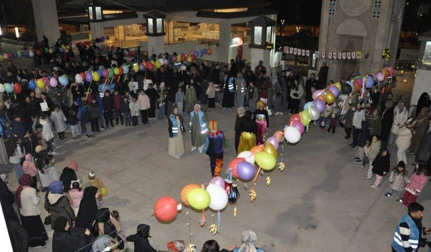 Denizlide Teravih Sonrasi Cami Avlusunda Cocuk Senligi Duzenlendi 2