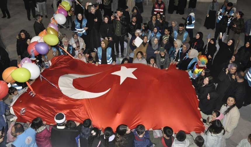 Denizlide Teravih Sonrasi Cami Avlusunda Cocuk Senligi Duzenlendi