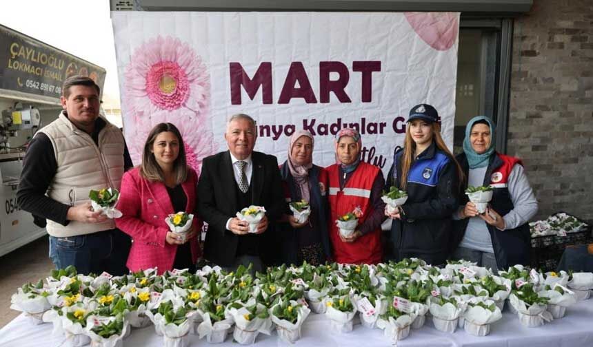 Honaz Tohum Merkezinde Yetistirilen Cicekler Kadinlara Hediye Edildi 1