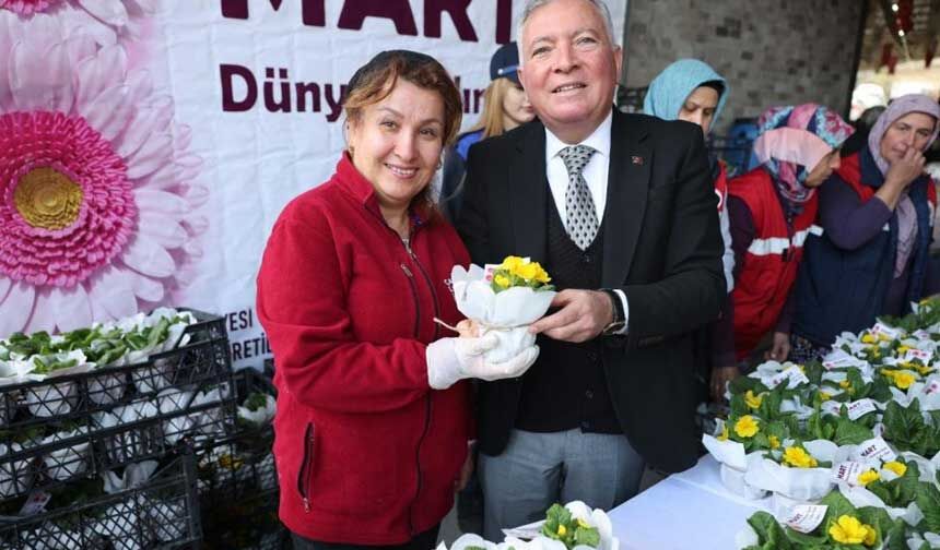 Honaz Tohum Merkezinde Yetistirilen Cicekler Kadinlara Hediye Edildi 3