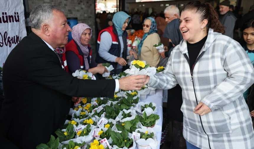 Honaz Tohum Merkezinde Yetistirilen Cicekler Kadinlara Hediye Edildi