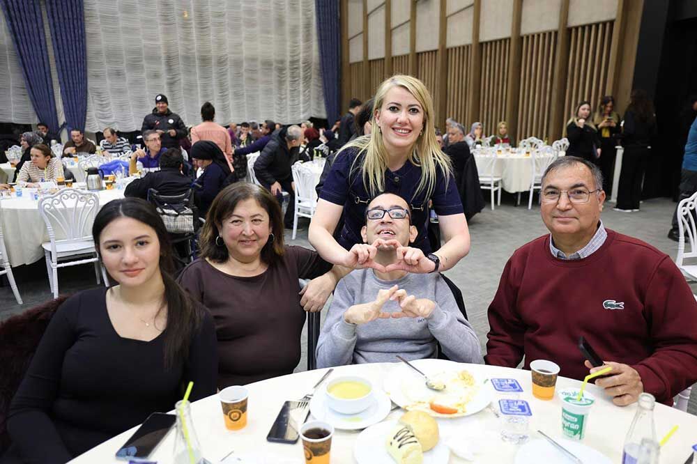 Merkezefendide Engelsiz Yasam Akademisi Aileleri Iftarda Bulustu