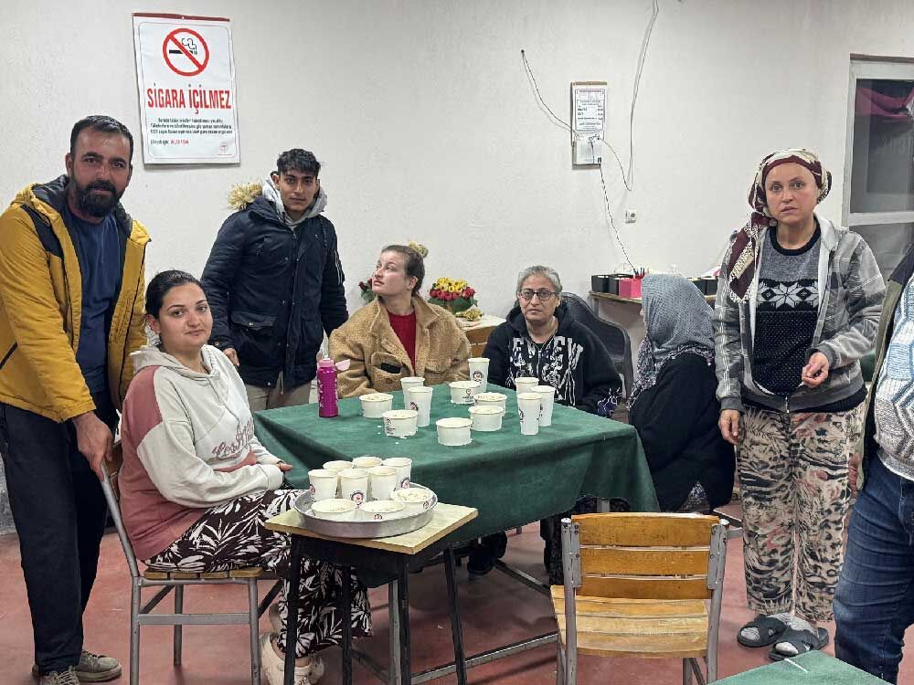 Mobil Araclardan Deprem Bolgesinde Sahur Mesaisi 1