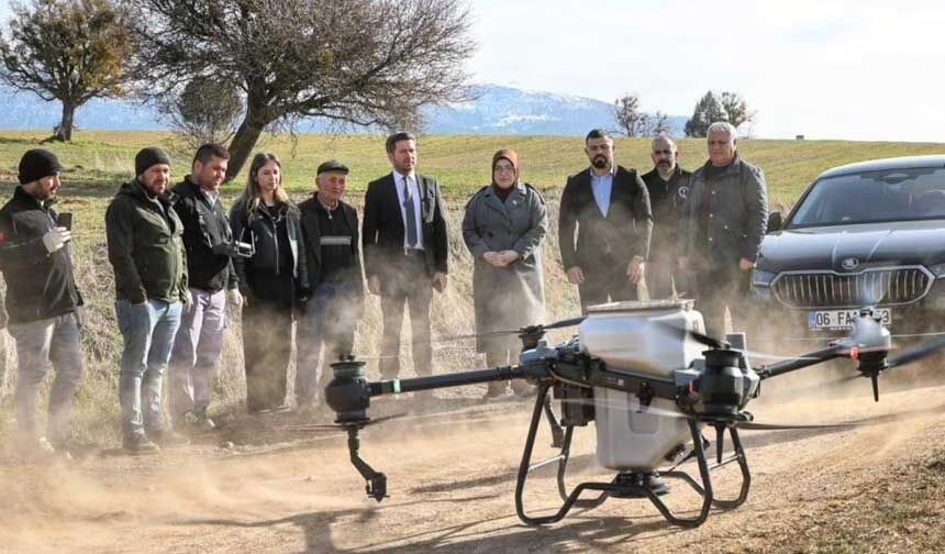 Tavas Belediyesinden Ciftciye Dronlu Gubreleme Destegi 1