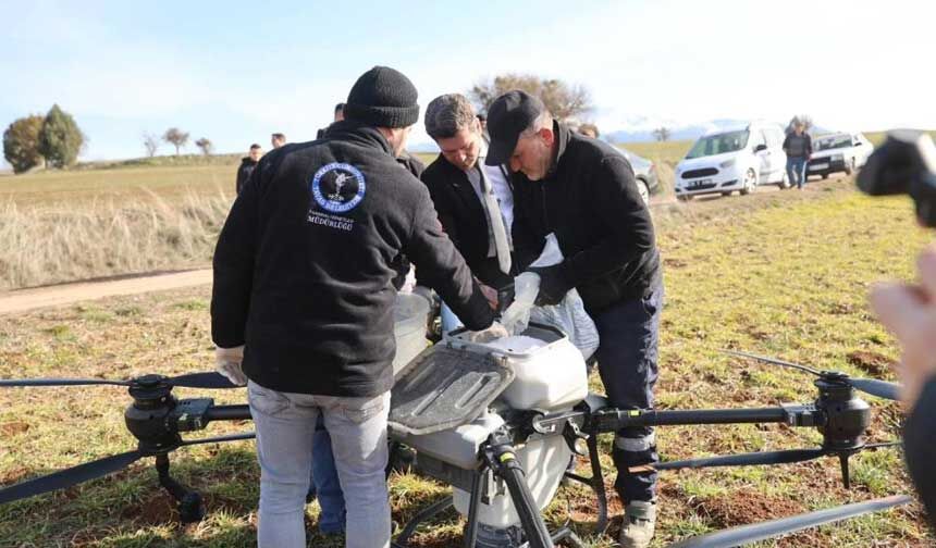 Tavas Belediyesinden Ciftciye Dronlu Gubreleme Destegi