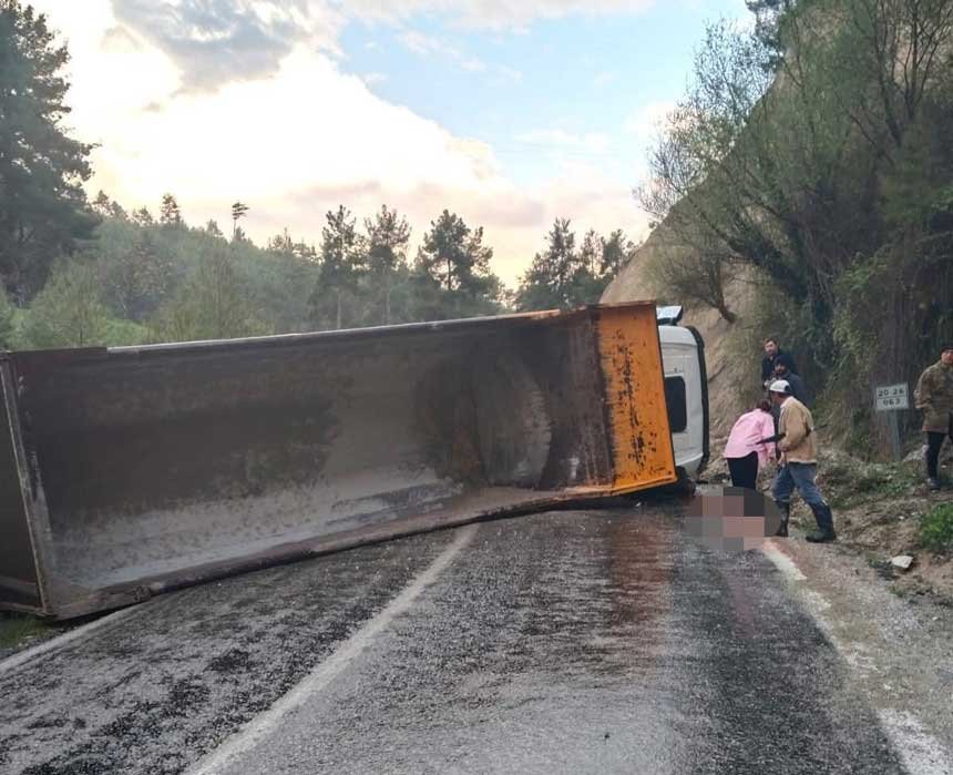 Camelide Hafriyat Kamyonu Devrildi 1 Olu1