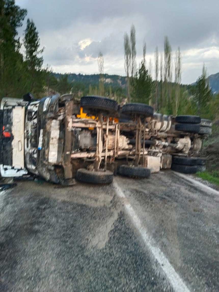 Camelide Hafriyat Kamyonu Devrildi 1 Olu2