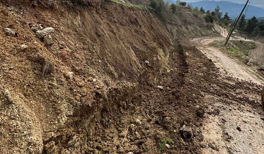 Camelide Yagis Sonrasi Gocuk Belediye Ekipleri Sahada