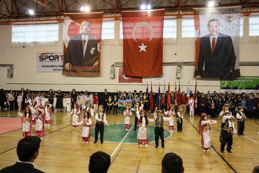 Camelinde Turk Kardesler 23 Nisani Birlikte Kutladi 2