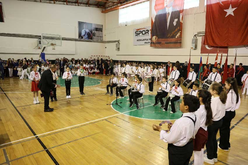 Camelinde Turk Kardesler 23 Nisani Birlikte Kutladi 3