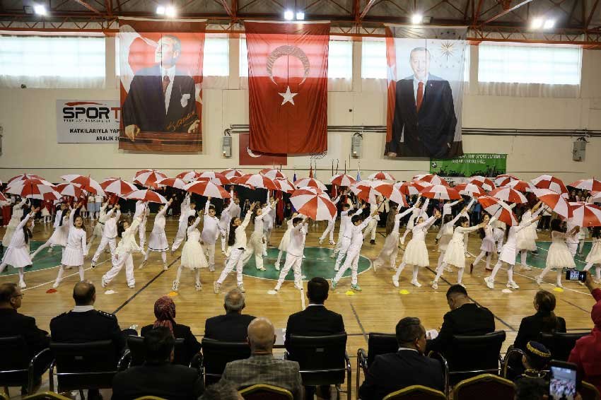 Camelinde Turk Kardesler 23 Nisani Birlikte Kutladi 4