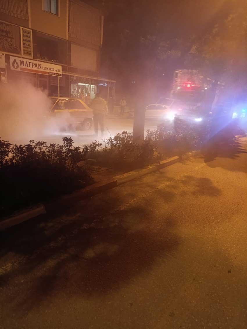 Denizli Kalede Seyir Halindeki Otomobilde Yangin Cikti 2