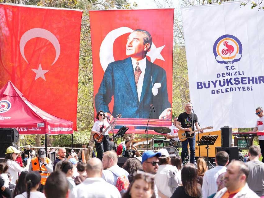 Denizlide 23 Nisan Coskusu Zirve Yapti Ucurtmalar Gokyuzunu Renklendirdi 1