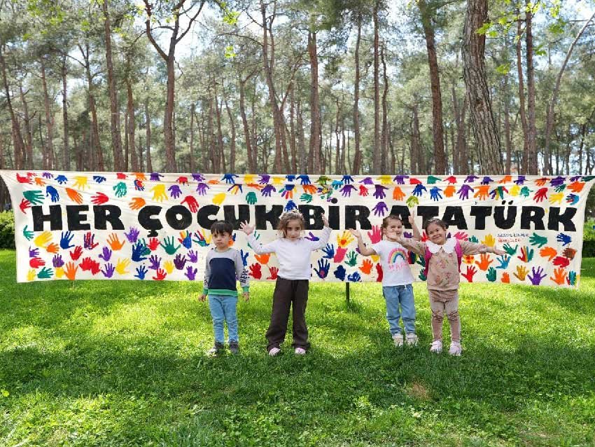 Denizlide 23 Nisan Coskusu Zirve Yapti Ucurtmalar Gokyuzunu Renklendirdi 3