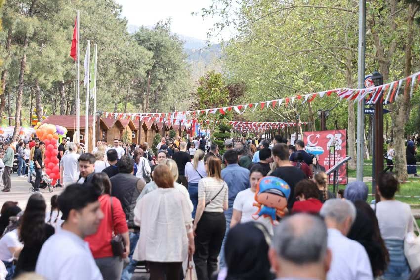 Denizlide 23 Nisan Coskusu Zirve Yapti Ucurtmalar Gokyuzunu Renklendirdi 4