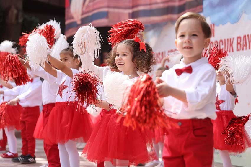 Denizlide 23 Nisan Senligi Gunesli Gunlerde Cocuklar Doyasiya Eglendi 4