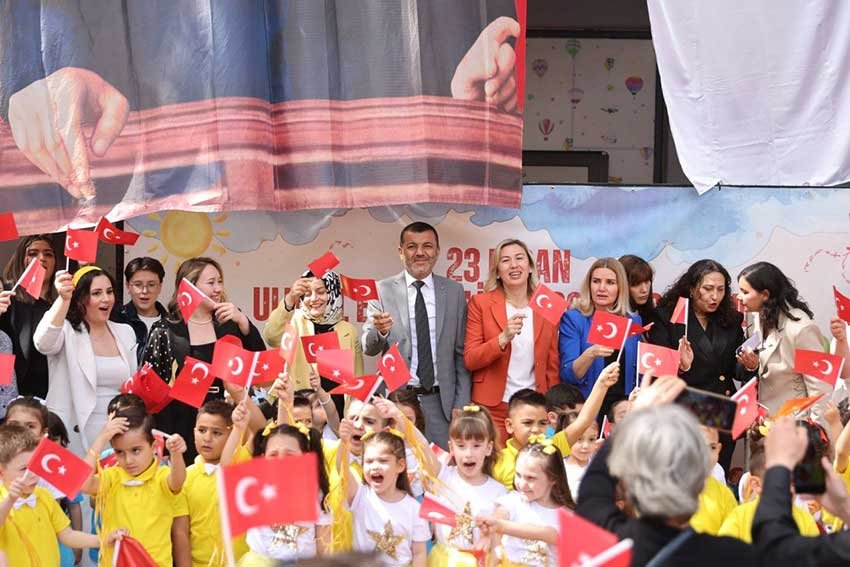 Denizlide 23 Nisan Senligi Gunesli Gunlerde Cocuklar Doyasiya Eglendi