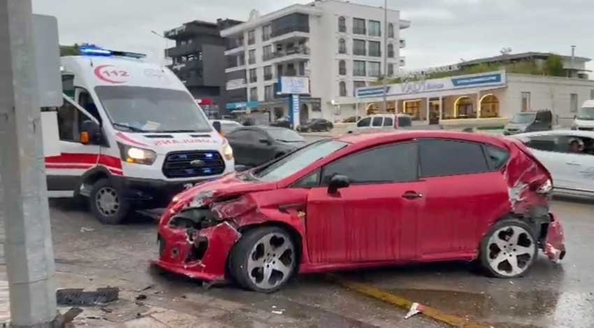 Denizlide Feci Zincirleme Kaza Otobus Minibus Ve Otomobil Carpisti 1