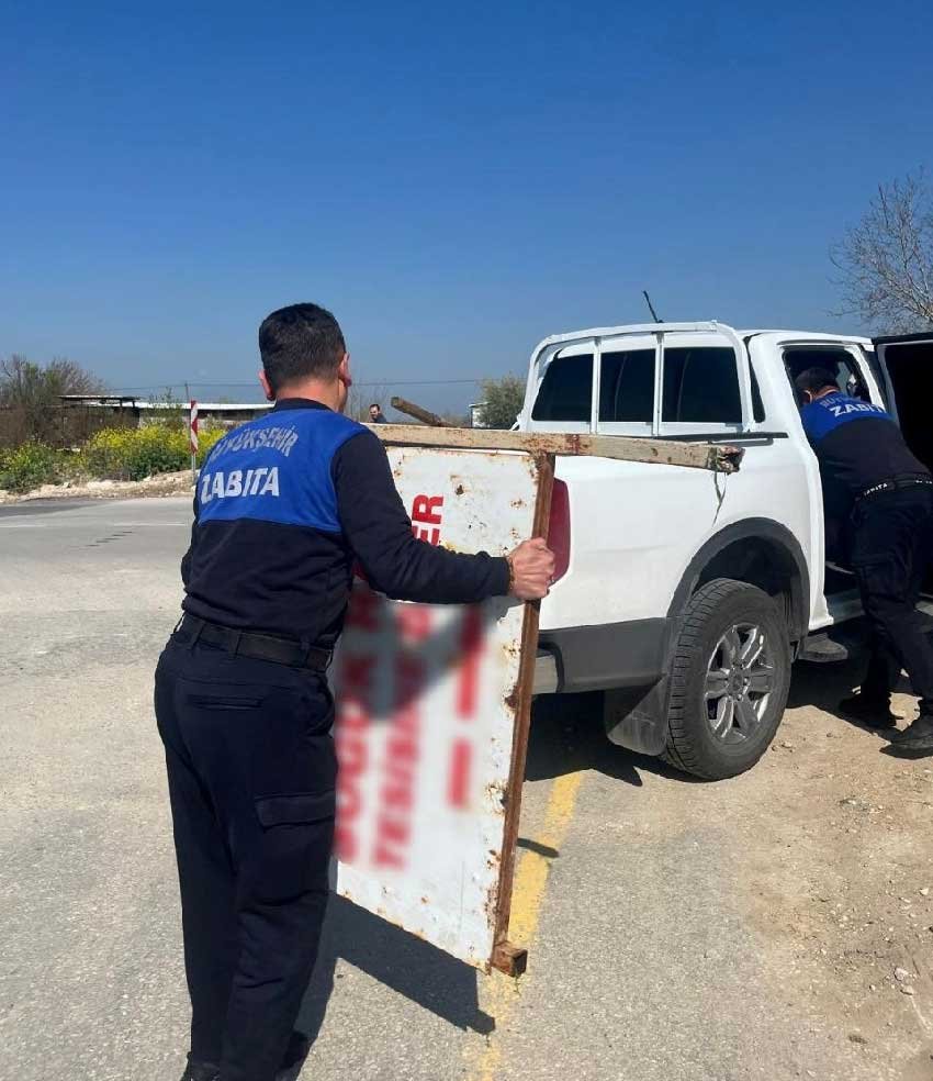 Denizlide Kacak Reklam Panolari Tek Tek Kontrol Ediliyor 1