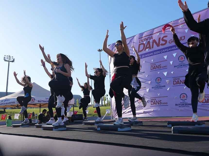 Denizlide Kadinlarin Mutlulugu Dansla Taclandi 1