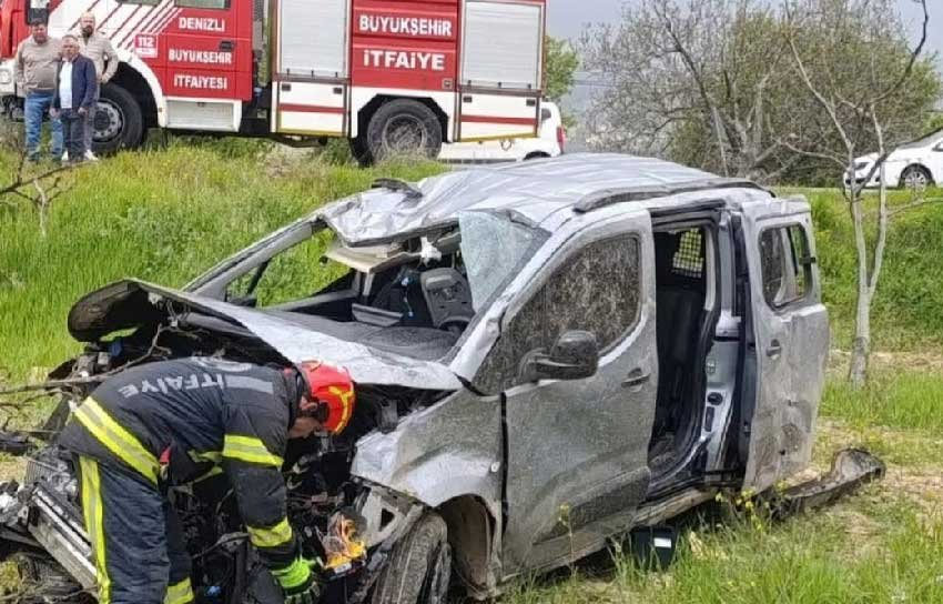 Denizlide Kontrolden Cikan Otomobil Tarlaya Girdi 4 Yarali 2