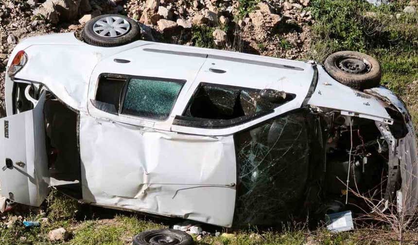 Denizlide Park Halindeki Kamyonete Carpan Otomobil Bos Araziye Uctu 4 Yarali