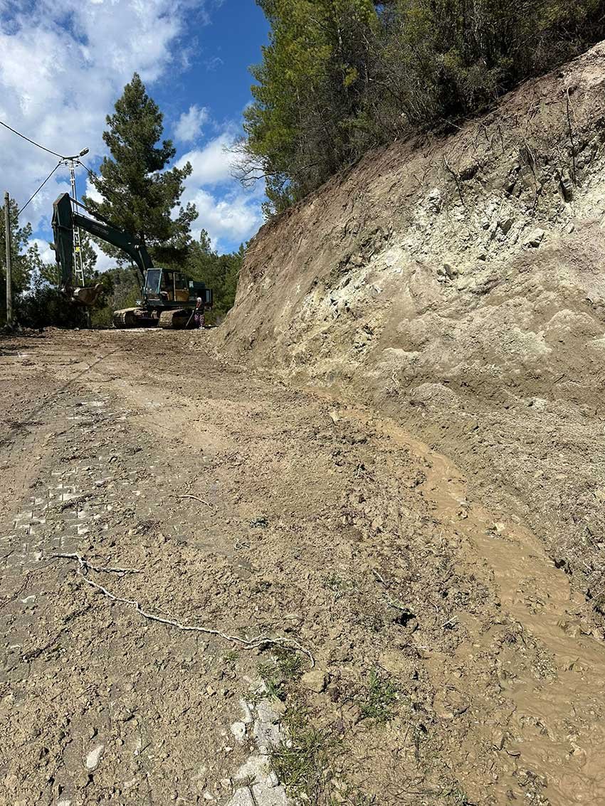Gokceyaka Mahallesinde Kapanan Yol Yeniden Ulasima Acildi 1