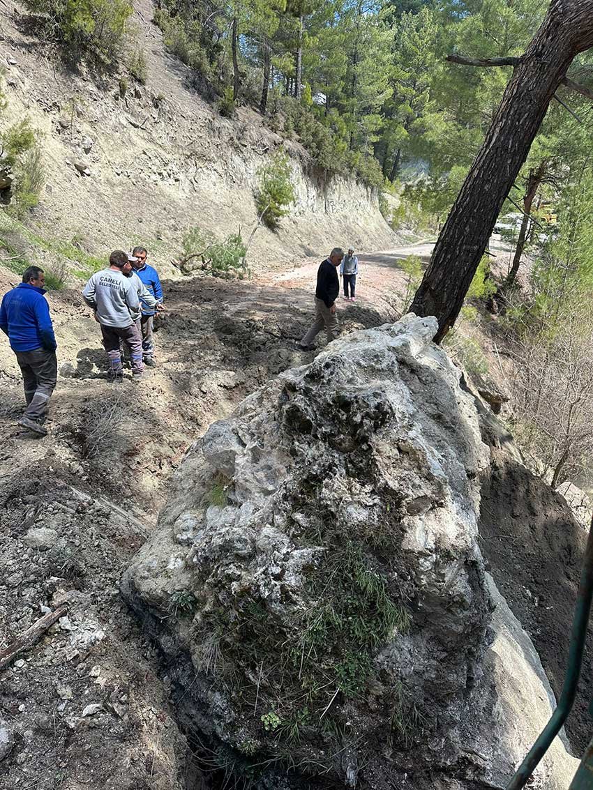 Gokceyaka Mahallesinde Kapanan Yol Yeniden Ulasima Acildi 2