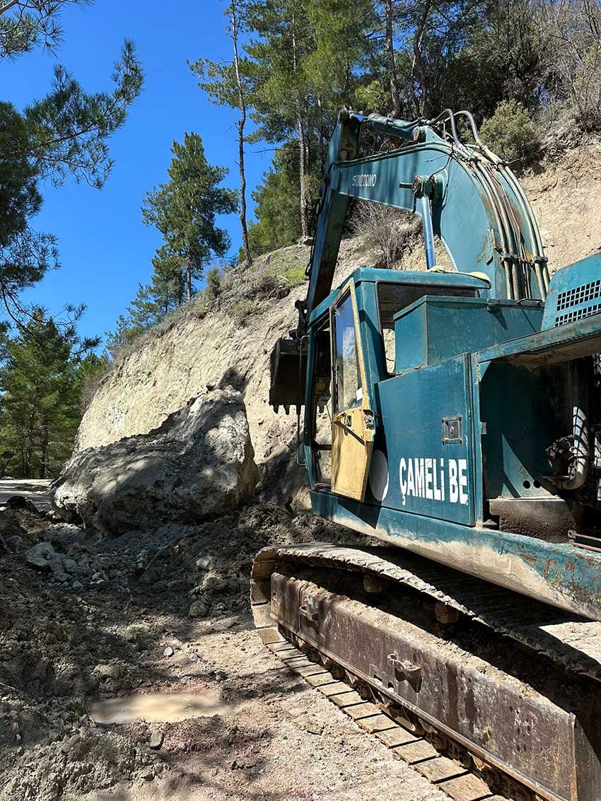 Gokceyaka Mahallesinde Kapanan Yol Yeniden Ulasima Acildi 4
