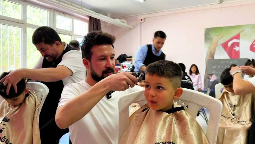 Ogrencilerin Yuzu Gulsun Diye Dukkanini Kapatti Denizlide Yurek Isitan Etkinlik2