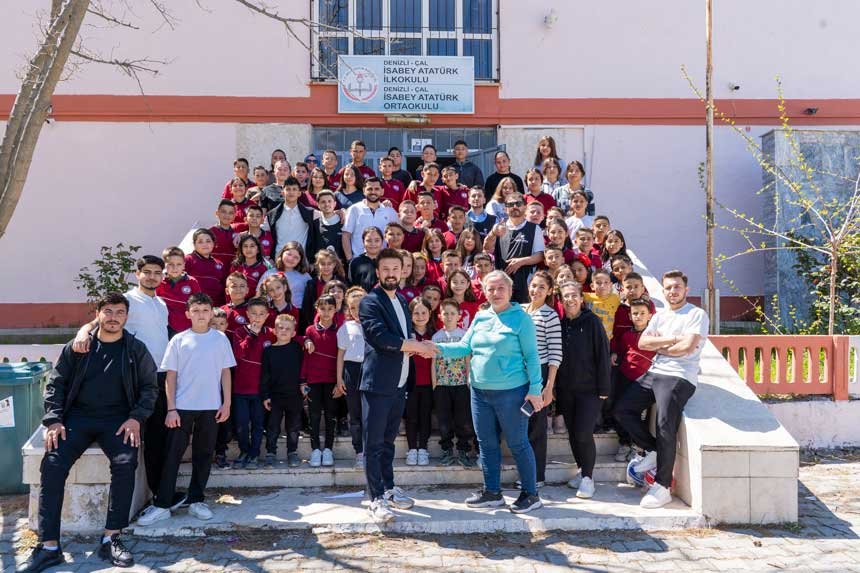 Ogrencilerin Yuzu Gulsun Diye Dukkanini Kapatti Denizlide Yurek Isitan Etkinlik3